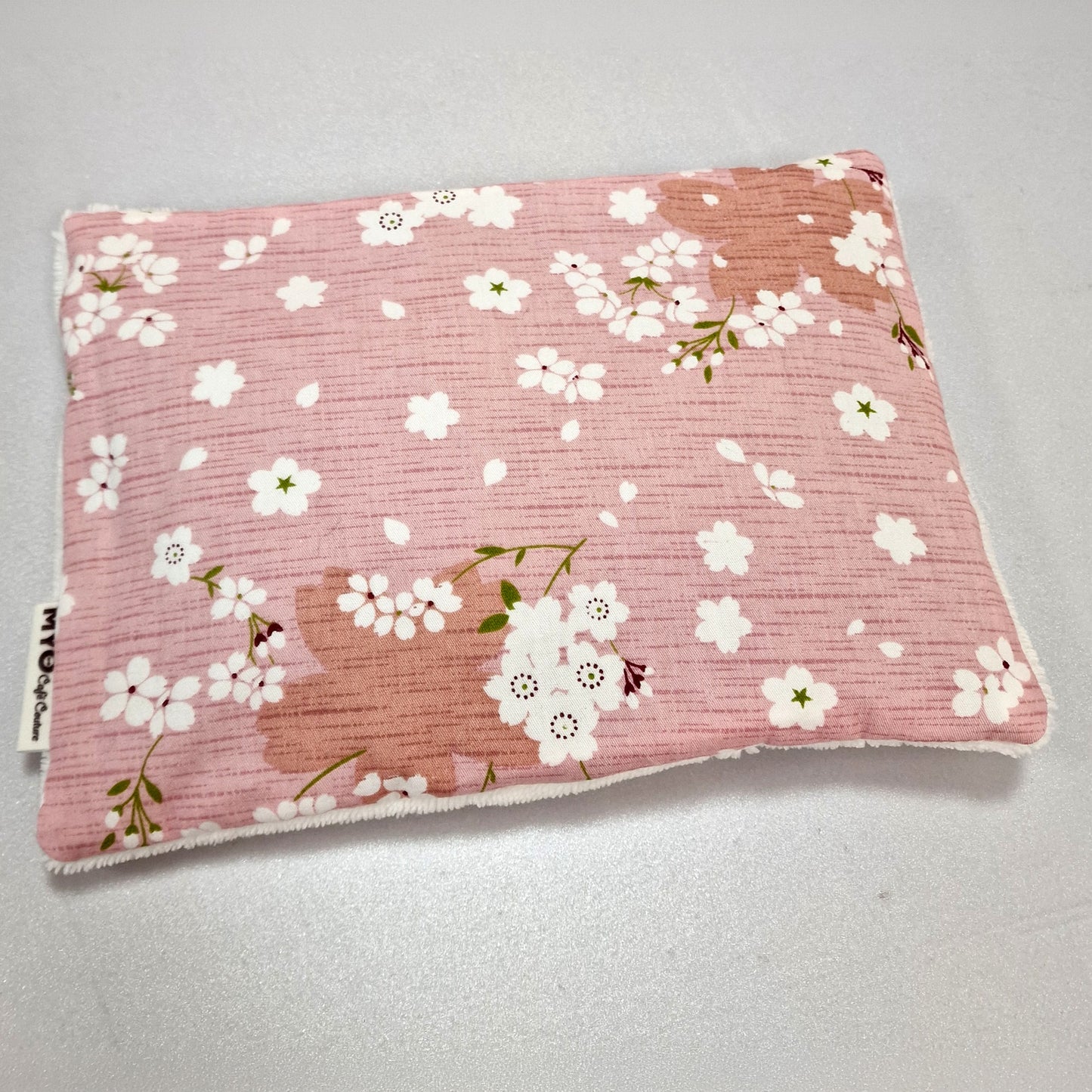 atelier de couture  bouillotte sèche conçue avec des noyaux de cerises 