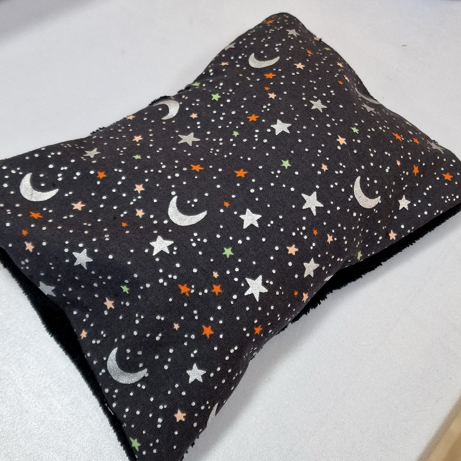 atelier de couture  bouillotte sèche conçue avec des noyaux de cerises 