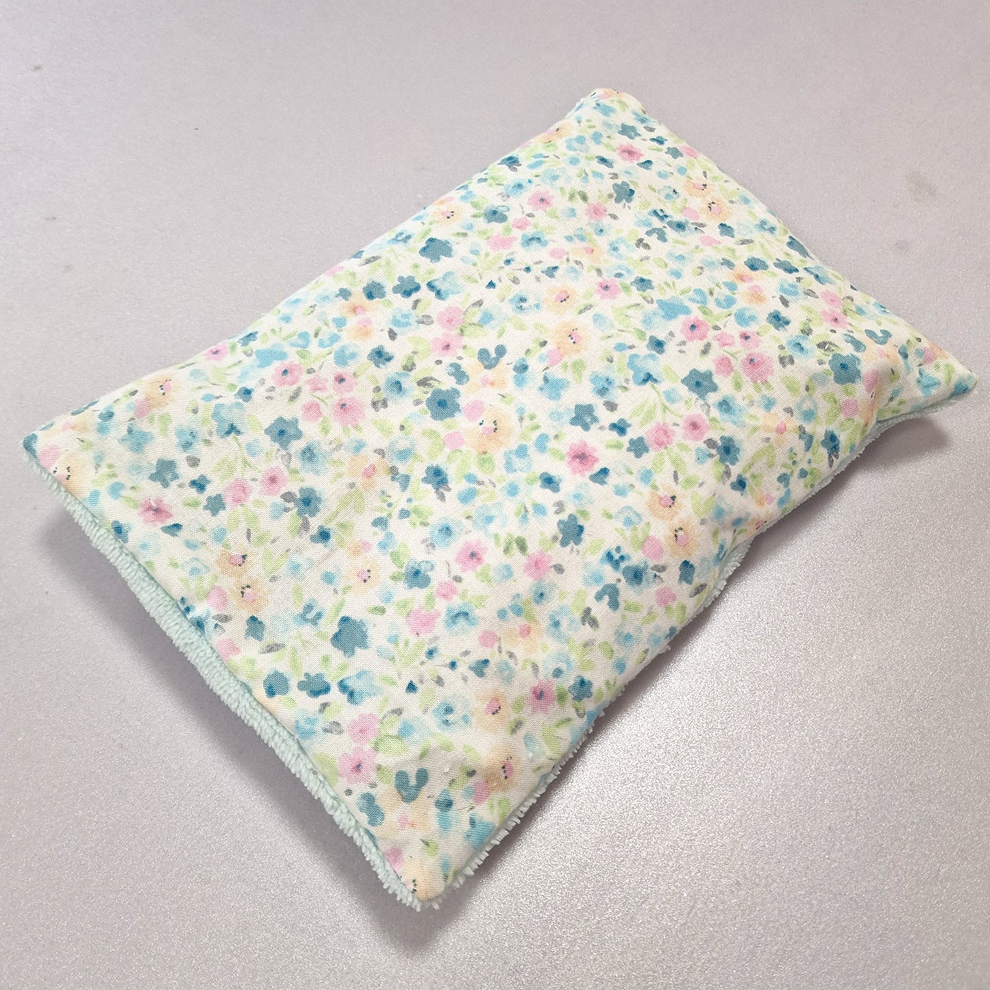 atelier de couture  bouillotte sèche conçue avec des noyaux de cerises 