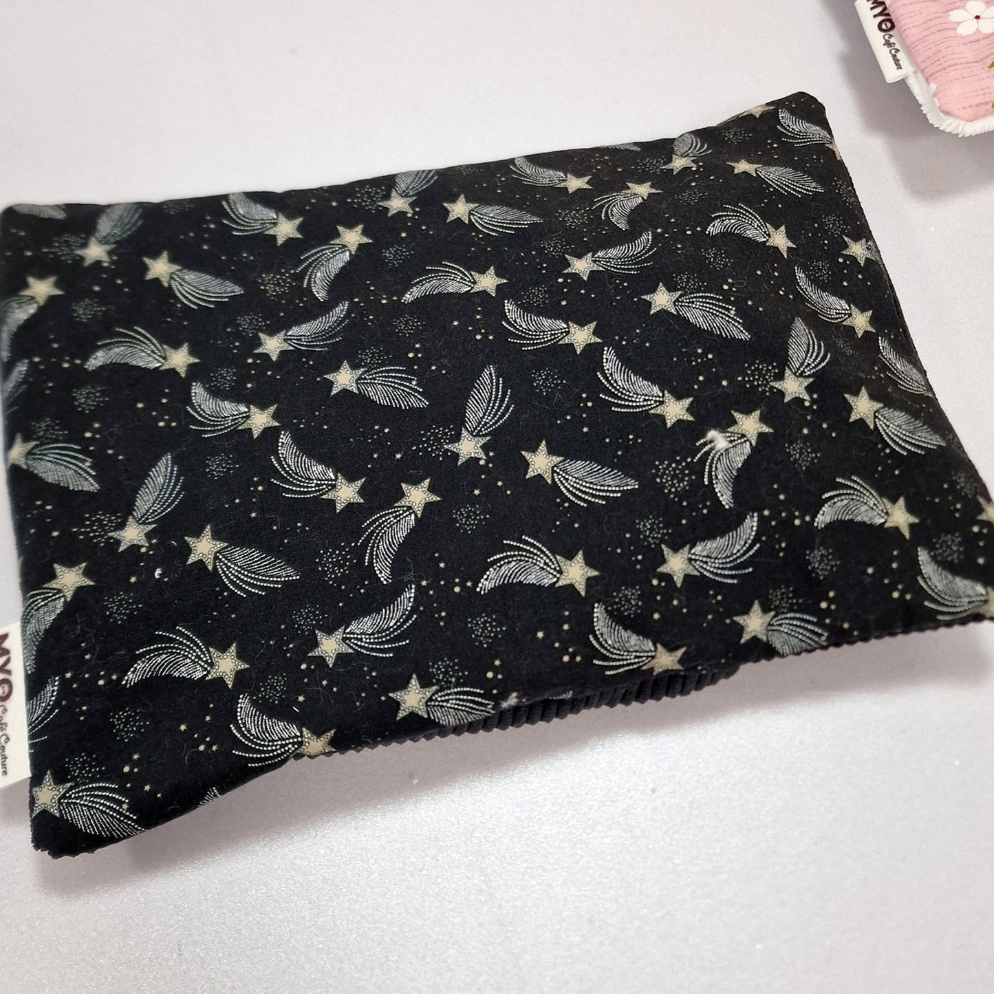 atelier de couture  bouillotte sèche conçue avec des noyaux de cerises 