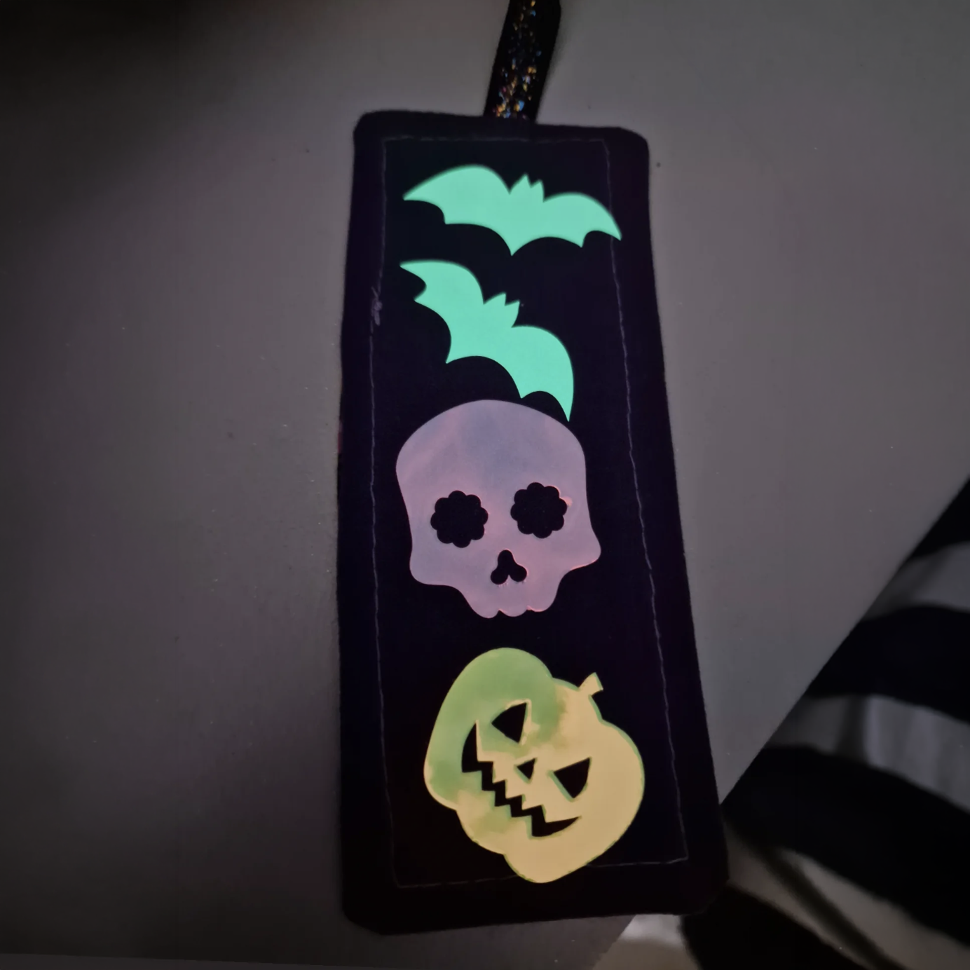 atelier de couture marque page enfant brille dans le noir